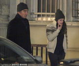 组图：斯图尔特街头拍电影 素颜出镜显憔悴