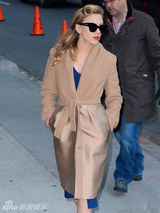 组图：斯嘉丽复古装现身街头宣传新片 红唇性感