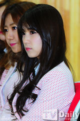 组图：韩团A pink粉色校服装亮相清新俏美