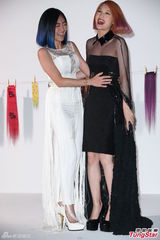 组图：小S杨丞琳同性暧昧 激情互摸挑逗尺度大