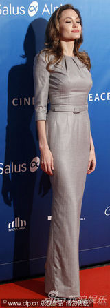 组图：杨紫琼出席活动 朱莉挺孕肚获皮特护驾亮相