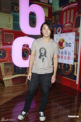 组图：郑伊健筹备演唱会 与女友共识不生子