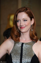 高清组图：奥斯卡红毯朱迪-格雷尔拼接裙曲线撩人