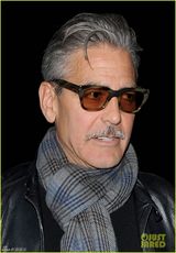 组图：52岁克鲁尼型男风采 鬓发苍白难掩老态