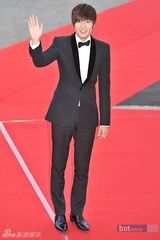 组图：2011韩剧颁奖礼举行 李敏镐廉晶雅夺大奖