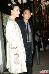 组图：梁朝伟刘嘉玲挽手出席张震婚礼秀恩爱