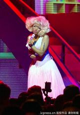 组图：麻辣鸡个唱粉丝强行上台 与保镖激烈扭打