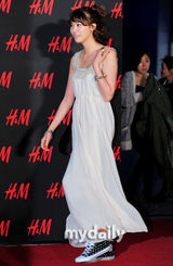 组图：玄英金俊等出席时尚活动 刘仁英混搭风