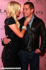 组图：希尔顿爆乳装风骚庆生 男友送香吻大秀翘臀