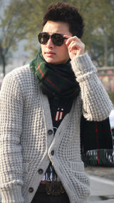 高清图：贾乃亮街拍LOOK开衫毛衣搭配温暖围巾