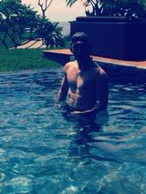 组图：李咏泳池秀身材 八块腹肌惊呆网友