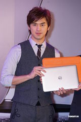 组图：陈柏霖视频聊天维系感情 工作中过白色情人节