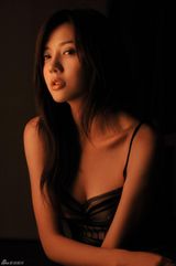 高清图：周伟童黑色吊带写真曝光 清纯模样展朦胧美