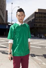 组图：魏晨出席纽约时装周 红配绿穿出个性