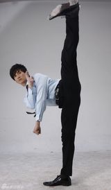 幻灯图：吴奇隆扮白领版李小龙 新广告似动作大片