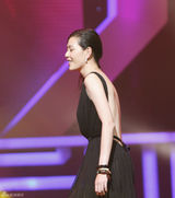 高清组图：张悬获年度女歌手荣誉 秀性感玉背