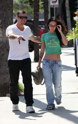 幻灯图：梅根-福克斯婚后体态苗条 夫妻逛街秀恩爱