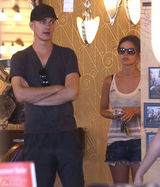 组图：瑞切尔-贝尔森和男友海登逛街购物