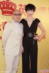 阿娇K先生亮相英皇春茗被哄 阿Sa力挺