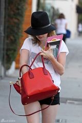 组图：艾玛-罗伯茨穿白T热裤出门红包包抢镜