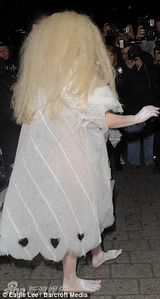 组图：雷帝GAGA全裸穿白纱透视裙两点全露