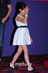 组图：车太贤新片《冠军》试映会 与小演员默契