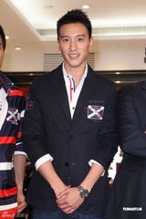 组图：王阳明出席品牌活动 获温升豪赞身材好