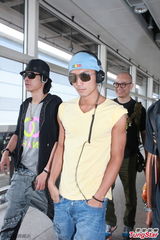 组图：谢霆锋长沙乘机返港 戴耳机拒谈王菲离婚