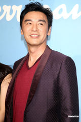 组图：钟镇涛出席公开活动 爱妻范姜久违现身 