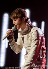 组图：全美音乐奖比伯白衣帅气演唱