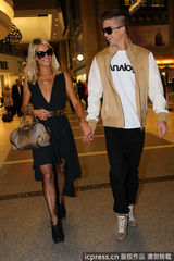 组图：希尔顿与男友形影不离 深V裙胸口无料