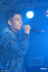 组图：陈冠希现身京城任表演嘉宾 艳照门曾一度迷失