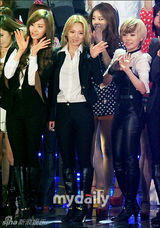 高清组图：少女时代金贤重助阵公益演唱会热歌辣舞