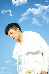 组图：小黑马黄智博草原写真 白色风衣彰显率真