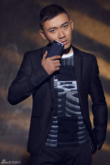 组图：聂远登时尚杂志展时尚锋芒