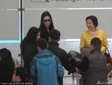 组图：刘亦菲携母现身似姐妹 机场被拍显不悦