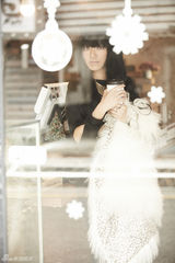 组图：江映蓉街拍妩媚女人味 徜徉街头简单随性