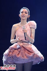 组图：范玮琪开唱黑人爱相随 张柏芝现身做嘉宾