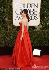 组图：《杰茜驾到》佐伊-丹斯切尔红色蓬裙露背