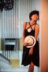 幻灯图集：苏岩写真演绎幸福时光 甜蜜女人笑靥如花