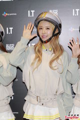 组图：韩女团CRAYON POP访港 大肆购物开心