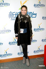 高清图：阿娇(钟欣桐)时尚现身出席活动 力挺好姐妹阿Sa(蔡卓妍)