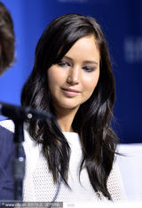 组图：库珀与劳伦斯亮相《乌云背后的幸福线》发布会