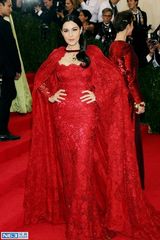 组图：莫妮卡-贝鲁奇火红蕾丝裙显女王霸气