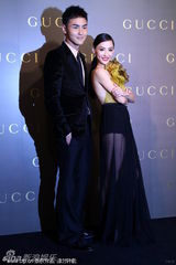 组图：张柏芝薄纱装爆奶走秀 T台姿态性感迷人