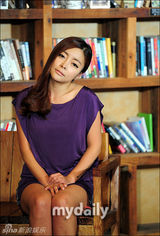 组图：韩国女歌手花耀飞性感短裙亮相写真集发布会