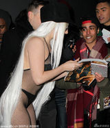 组图：Lady Gaga网状比基尼清凉上阵为粉丝签名