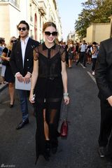 高清图：奥利维亚-巴勒莫黑色透视裙亮相时装周