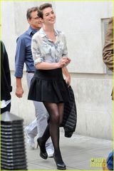 组图：海瑟薇裸妆伦敦录节目 透视衬衫短裙黑丝