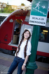 组图：温心欧洲街拍 俏皮可爱淡雅怡人